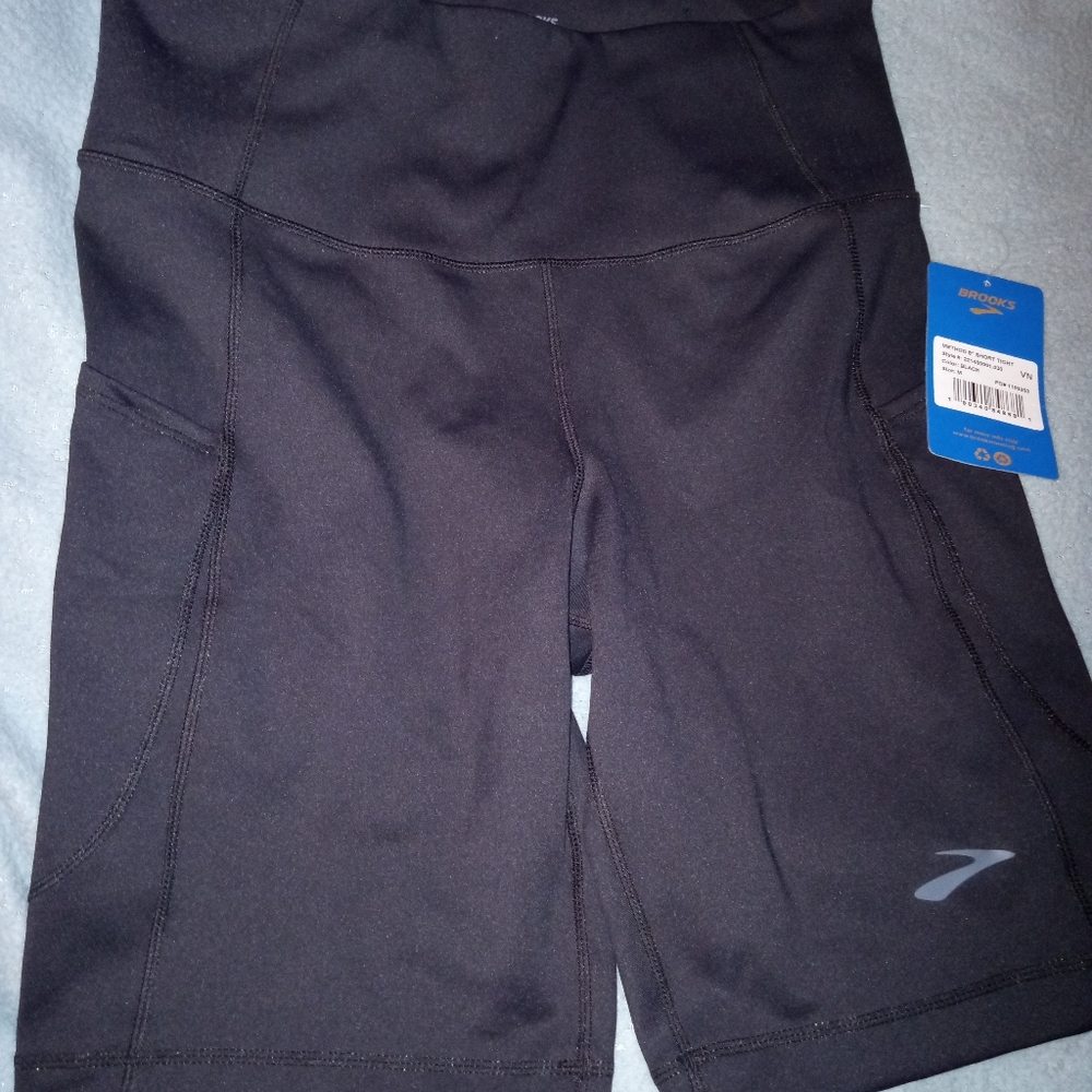 Brooks Method 8" short tight shorts